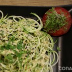 Espaguetis de calabacín con albahaca, son crudos, nada está cocinado. Cortados con Spiroli