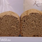 Dos panes integrales de espelta, mostrando una buena fermentación