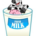 Imagen de vaca bañándose en un vaso de leche fresca