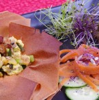 Revuelto de verduras sobre nido de pasta filo y ensalada de germinados