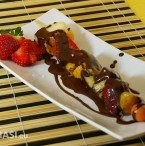 Brochetas de frutas bañadas con chocolate derretido
