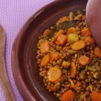 Guiso de lentejas hecho en una tajine