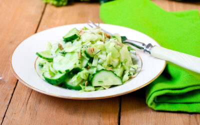 Ensalada prensada de pepino, col e hiziki