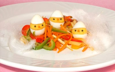 Nido de colores con pollitos de patata