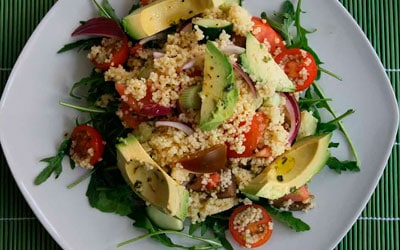 Ensalada de cuscús con tomate y aguacate