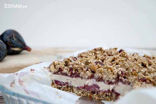 Deliciosa tarta crudivegana de yogur sin lácteos y mermelada sin endulzantes