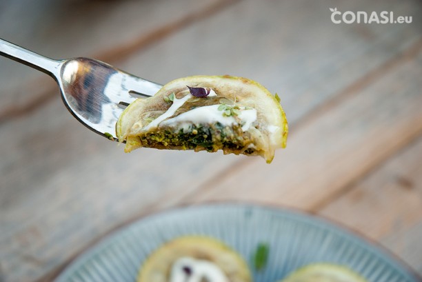 Un bocado crudivegano delicioso, rawiolis de calabacín