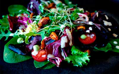 Ensalada de brotes con salsa de miso dulce