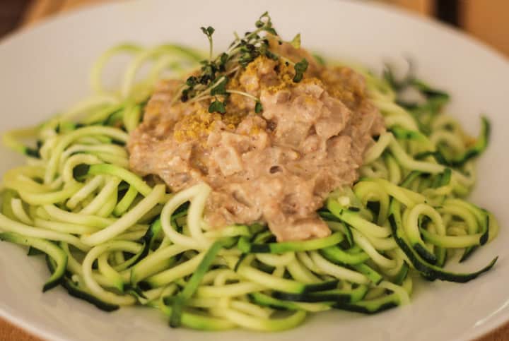 Espaguetis de calabacín hechos con el spirali, acompañados de salsa de nueces