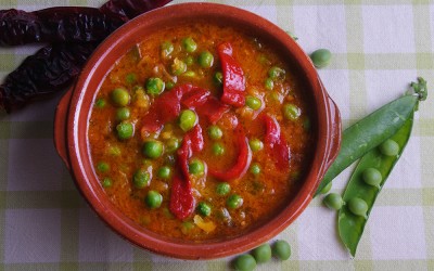 Cazuela de guisantes con puré de cornicabra