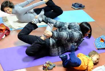 Iker, el hijo de Odile de 1 año, haciendo yoga