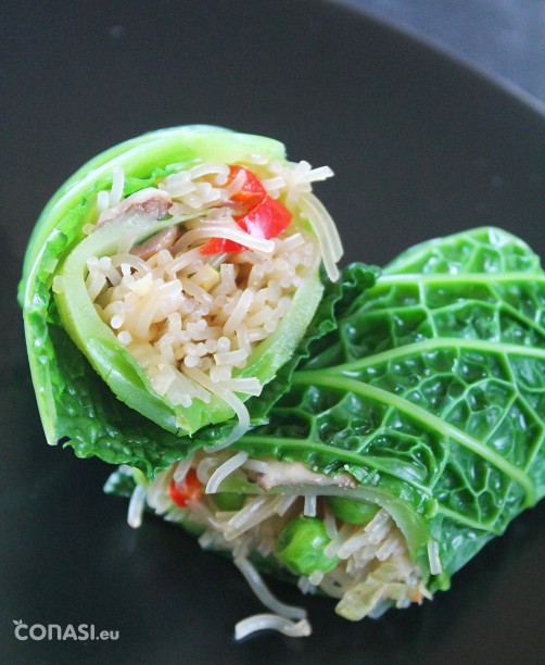 Rollitos de col rellenos de fideos de arroz