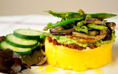 Timbal de polenta con verduras de primavera