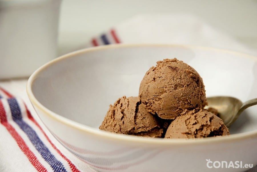 Helado de chocolate casero, hecho en la heladora, sin leche, nata ni huevo