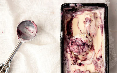 Helado de yogur y mermelada