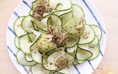 Tirabuzones de calabacín con albóndigas de aguacate y germinados