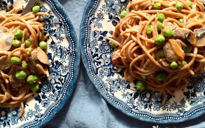 Espaguetis carbonara con portobello y guisantes