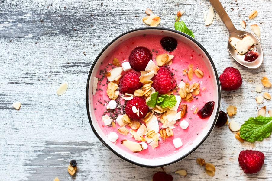 Smoothie bowl con fresas para el desayuno - Lecuiners