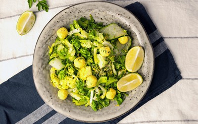 Ensalada detox con "quesitos" de almendra