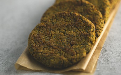 Hamburguesa de falafel con zanahoria