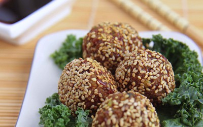 Bolitas de arroz rebozadas en sésamo