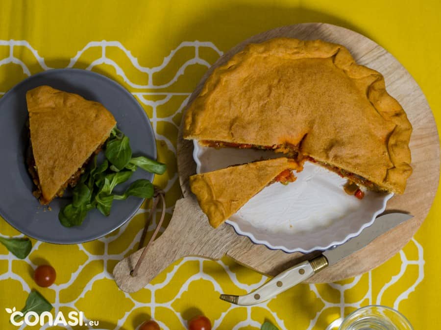 Hacemos la masa, rellenamos de verduras y al horno