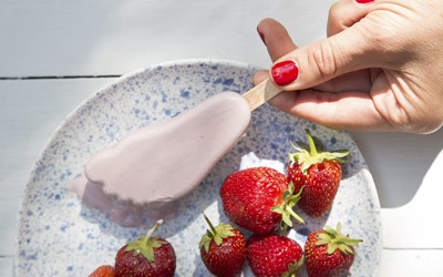 Helado frigo pie con fresas frescas