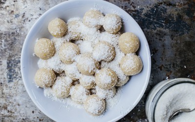 Trufas raw de coco, limón y tahini