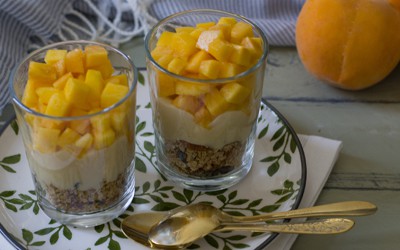 Vasitos de granola con yogur y melocotón