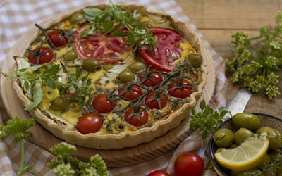 Quiche de verduras con tomate, cebolla y aceitunas