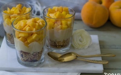Vasitos con granola, yogur y melocotón