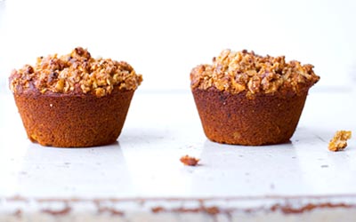 Muffin de Cúrcuma Latte con crumble de sarraceno