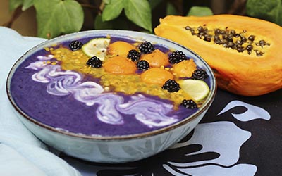 Smoothie bowl azul de papaya y maracuyá