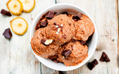 Helado de plátano con naranja y chocolate