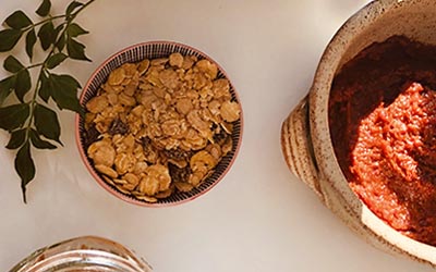 Paté de tomate seco con aguacate y muesli proteico con avellanas