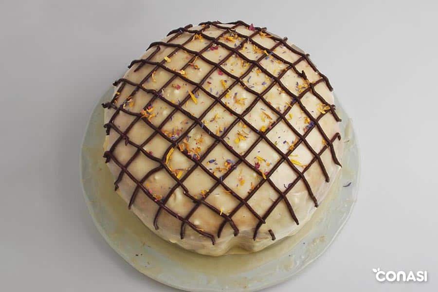 pastel de limón bauckhof decorado con chocolate