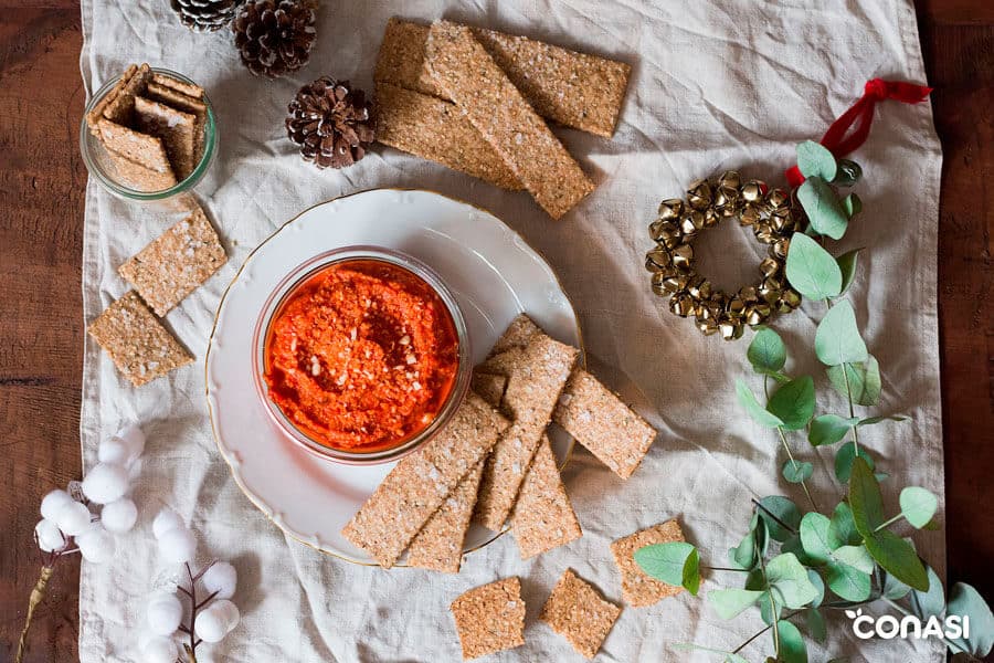 Paté de pimientos del piquillo en tarro Weck junto a trozos de pan Lavash