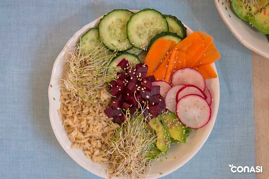 Poke bowl vegano de arroz con salsa de soja - Blog Conasi