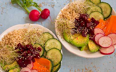 Poke bowl vegano de arroz con salsa de soja