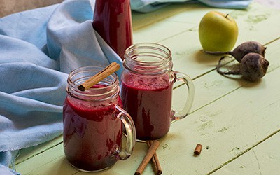 Batido rejuvenecedor de manzana y remolacha