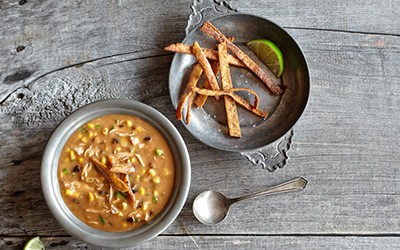 Sopa mexicana con chili y nachos picados