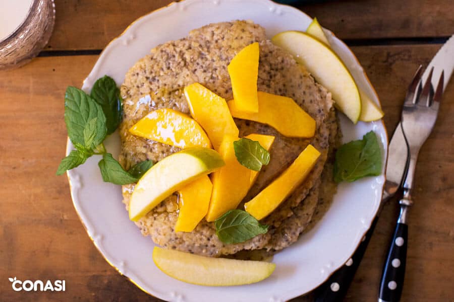 Tortitas con copos de avena y melocotón en un plato