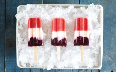 Polos de helado de yogur y frutos rojos