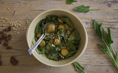 Ensalada de patata, espinacas y pesto