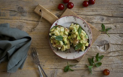 Aguacates rellenos de tabulé crudivegano