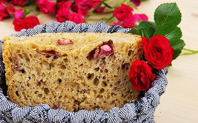 Pan con pétalos de rosa