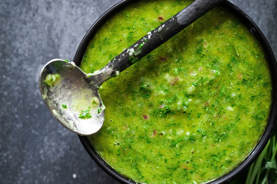 Salsa chimichurri en un cuenco - Hojas verdes