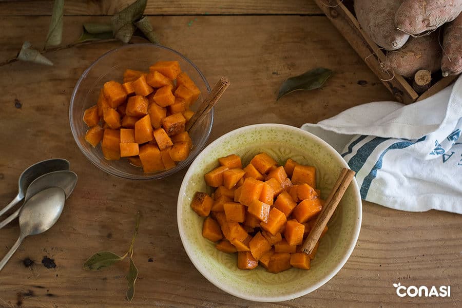 Boniatos con canela al horno en un bol