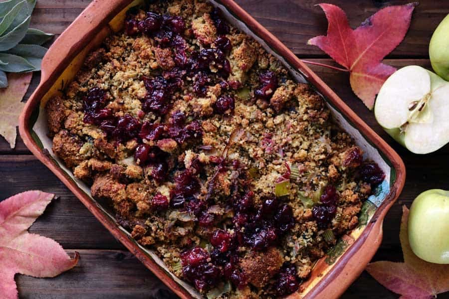 Bizcocho crujiente de manzana y frutos rojos encima de una mesa. 