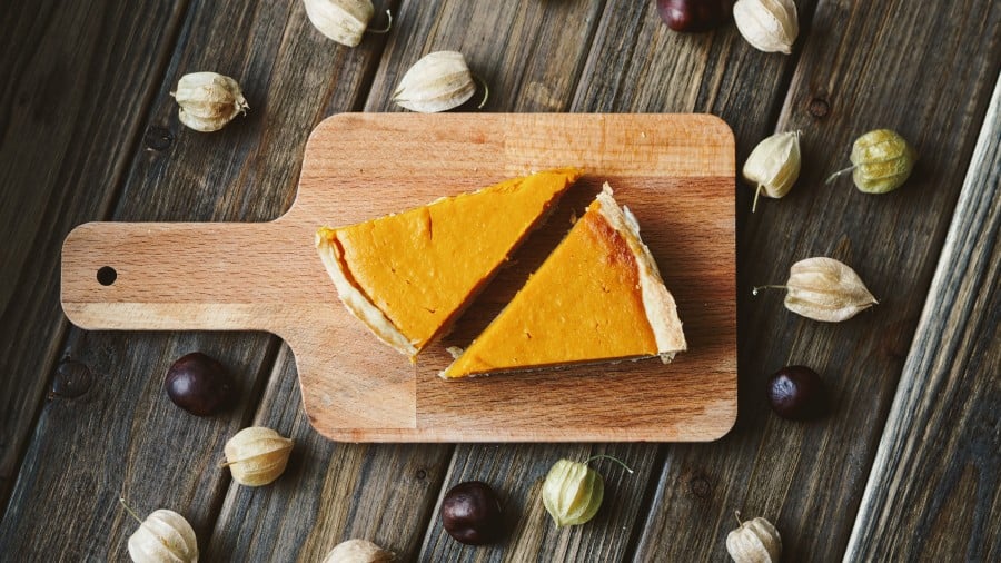 Dulces de otoño: dos trozos de tarta de calabaza vista desde arriba. 